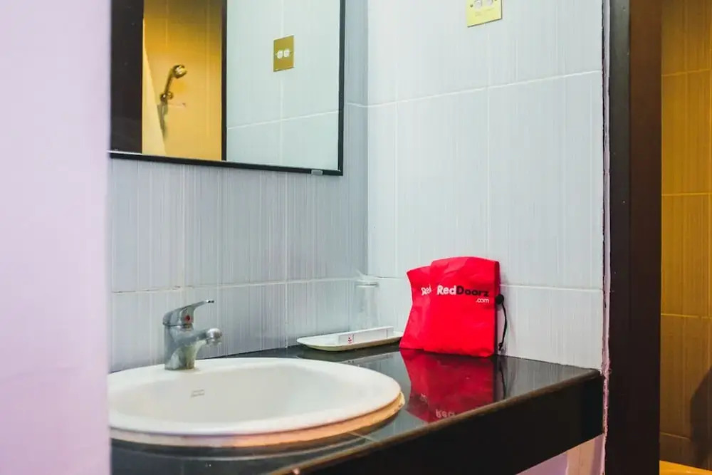 Reddoorz Plus near Mall Ratu Indah 2