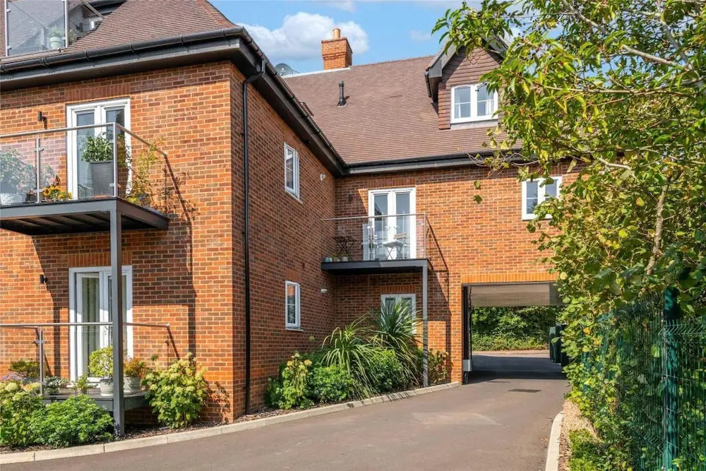 2 Bed 2 Bath Apt Close to Reigate Station - 2230