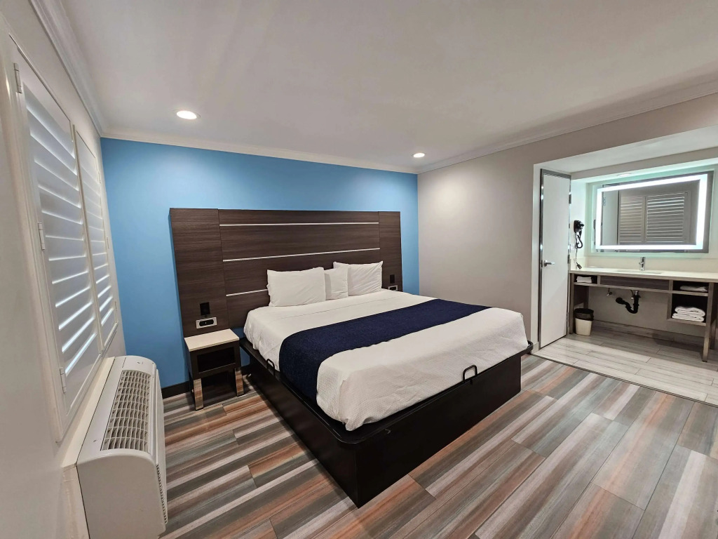 Travelodge Inn & Suites by Wyndham Fullerton