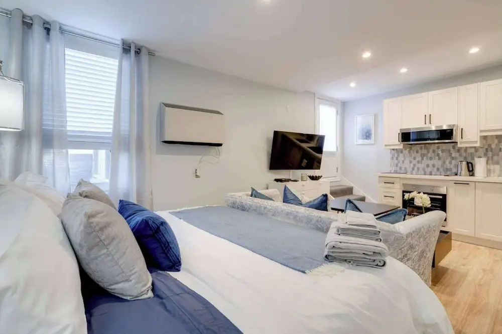 Casa Hotels: Stylish Suite With Patioleslieville