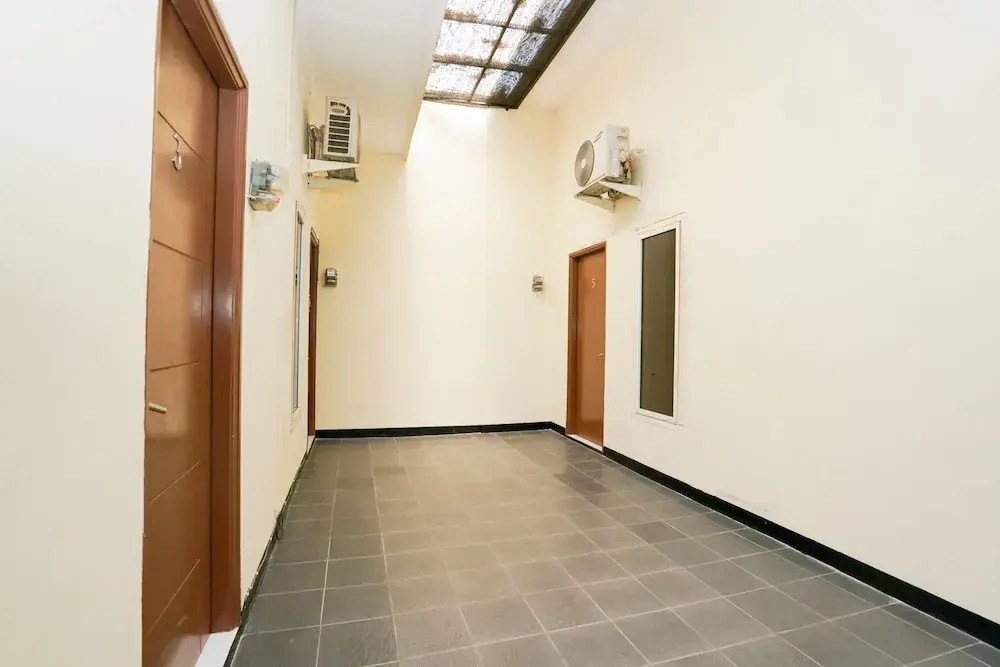 OYO 1857 Wonoboyo Residence Near RSU Katholik Surabaya Kota Surabaya