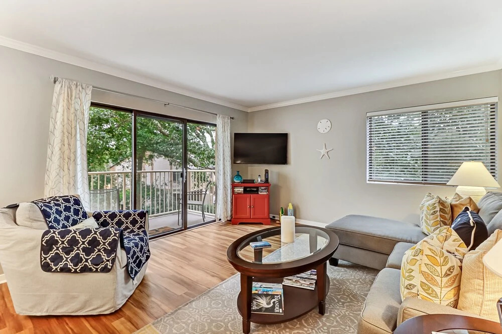 Recently Renovated Secluded Beachwood Condo Free Wifi by Redawning