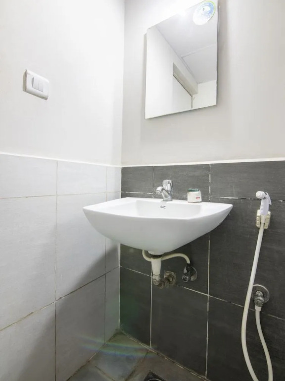 OYO 13523 Hotel Luxor The Budget Inn