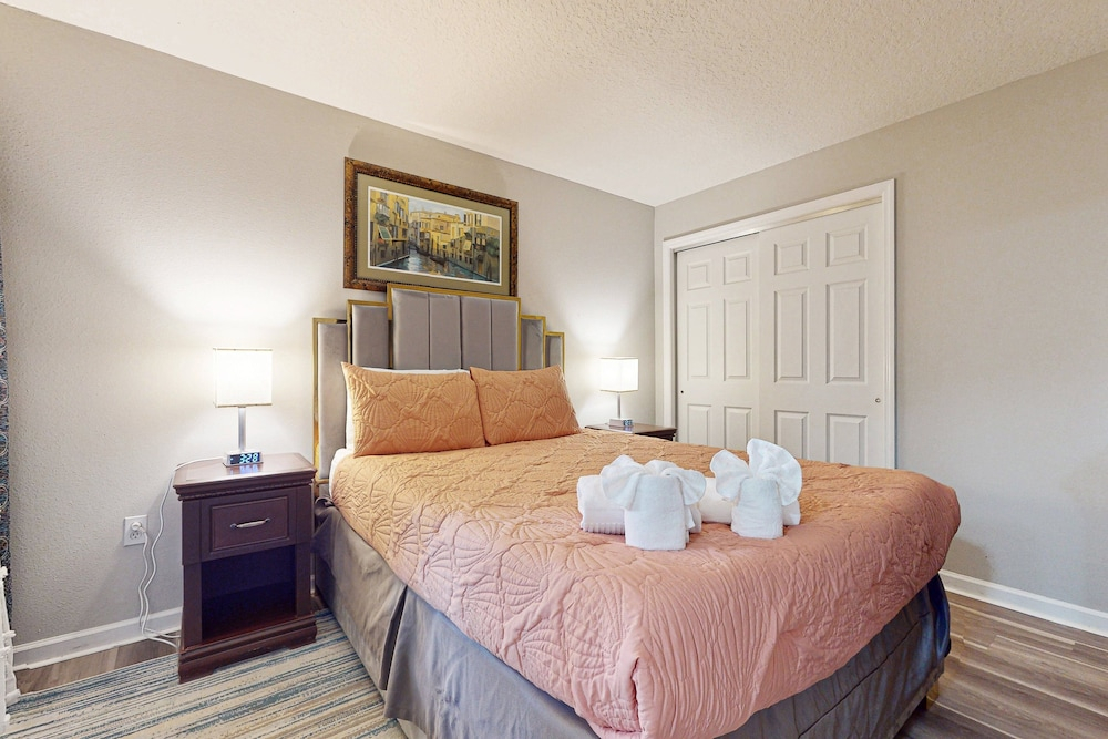 Comfy Condo With Central AC, Wifi, Private Washer/dryer Minutes to Theme Parks