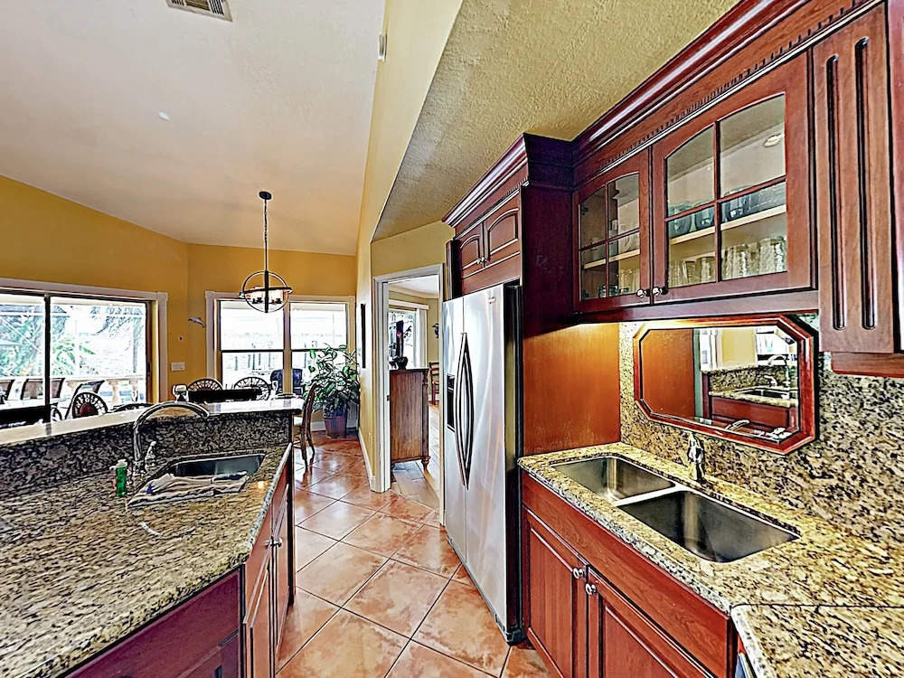 Riverfront Paradise W/ Caged Pool, Hot Tub & Dock 3 Bedroom Home