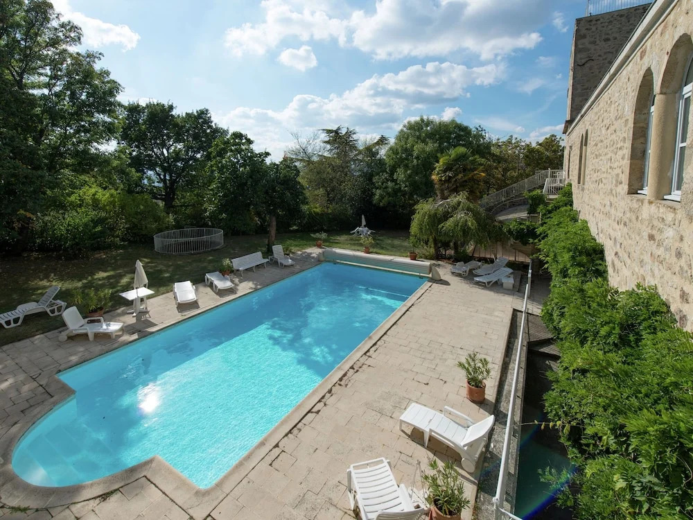 Lavish Apartment in Saint-clair With Balcony