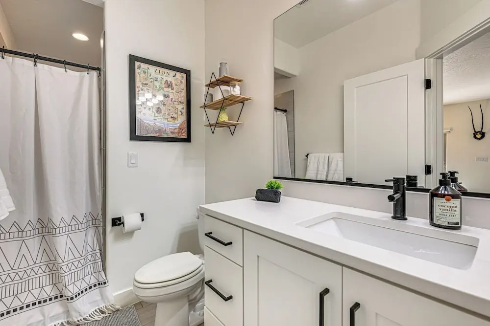 Pool Access, Private Hot Tub: Sleek Washington Gem