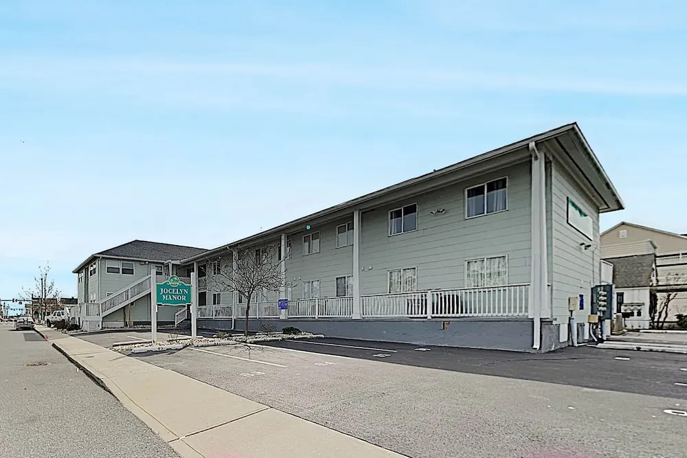 New Listing! Downtown : Walk To Beach & Bay 2 Bedroom Condo