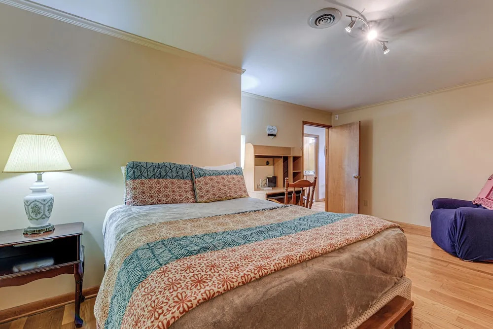 Peaceful Bryson City Cabin w/ Hot Tub & Deck!