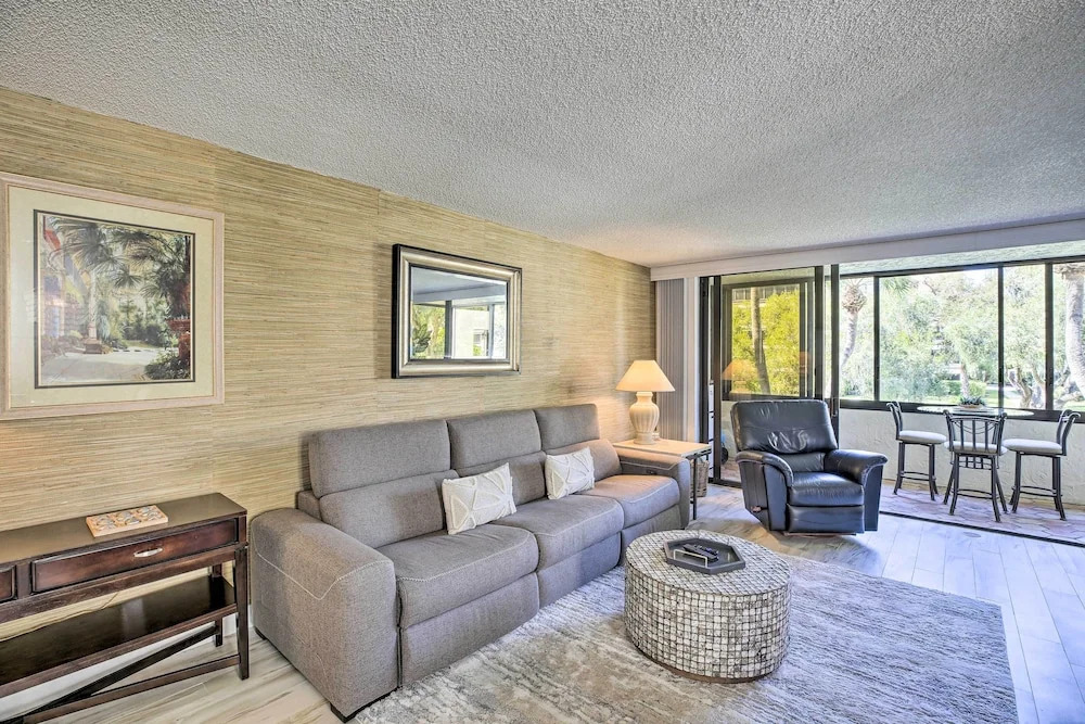 Sunny Siesta Key Condo w/ Beach Access + Pool!