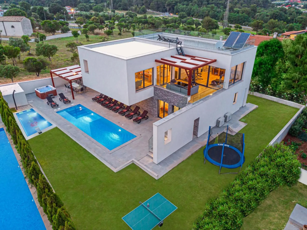 Leon's Holiday Homes Villa 3