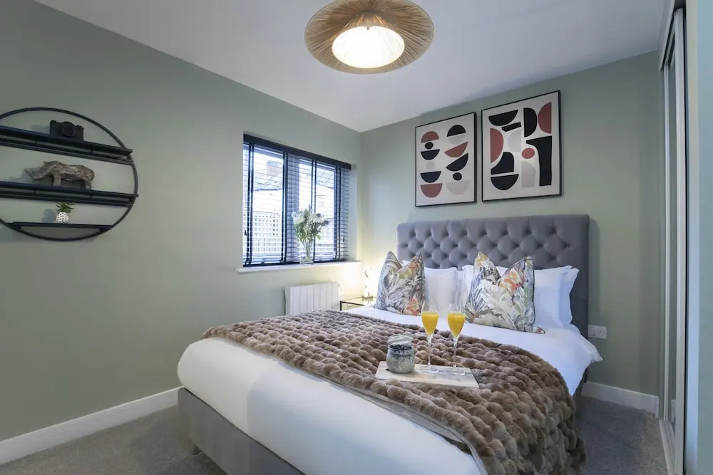 Elliot Oliver - Deluxe Two Bedroom Apartment With Parking & EV Charger