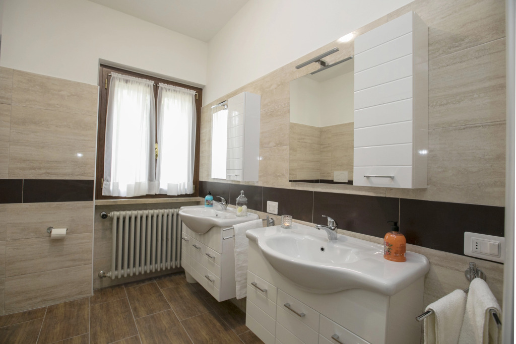 Villa Alberti 900m from Garda lake with Garden