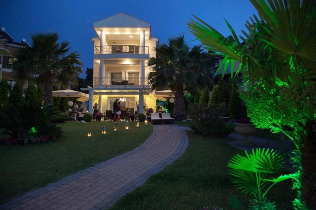 SUN RESIDENCE Exclusive Seaside Suites