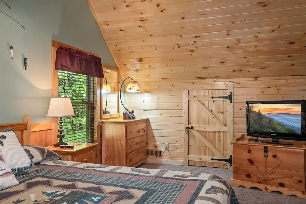 On Smoky Pond - 3 Br Cabin