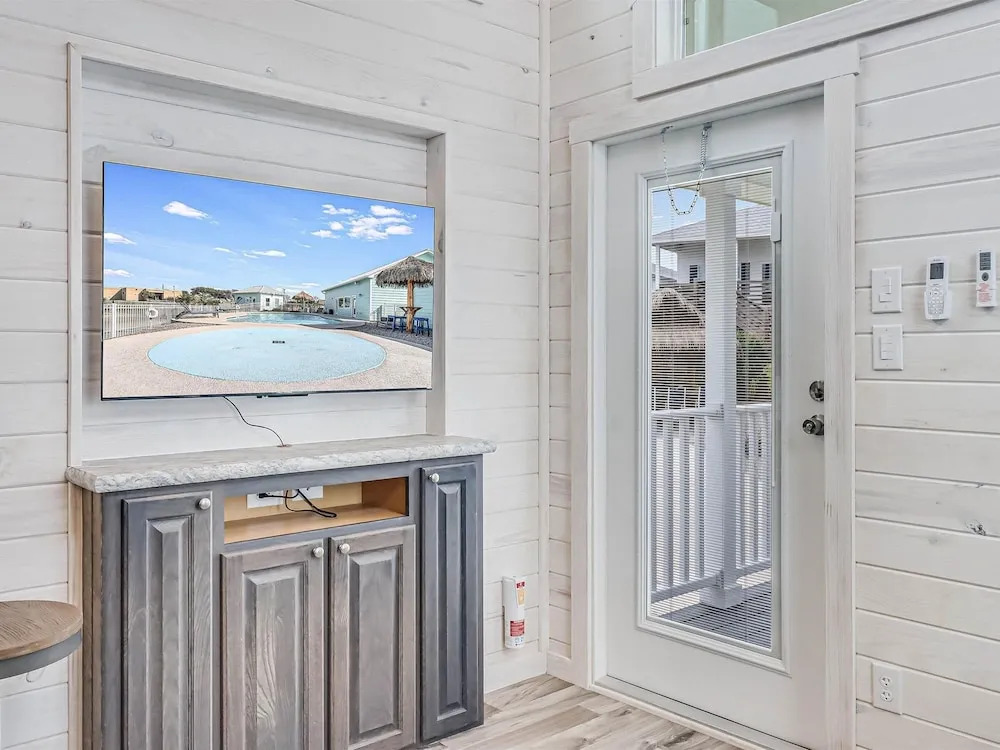 Tequila Sunrise Sfth6 1 Bedroom Cottage by RedAwning