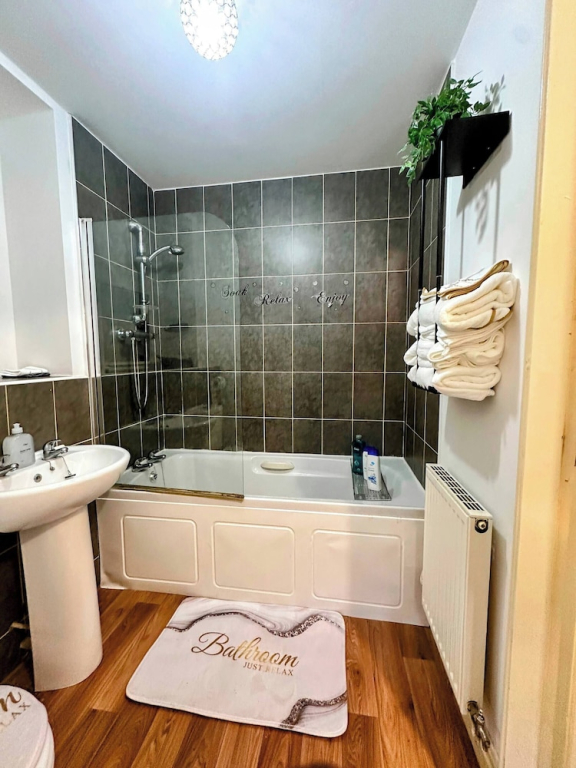 Contractor-friendly 2BR Gem Wi-fi & Free Parking