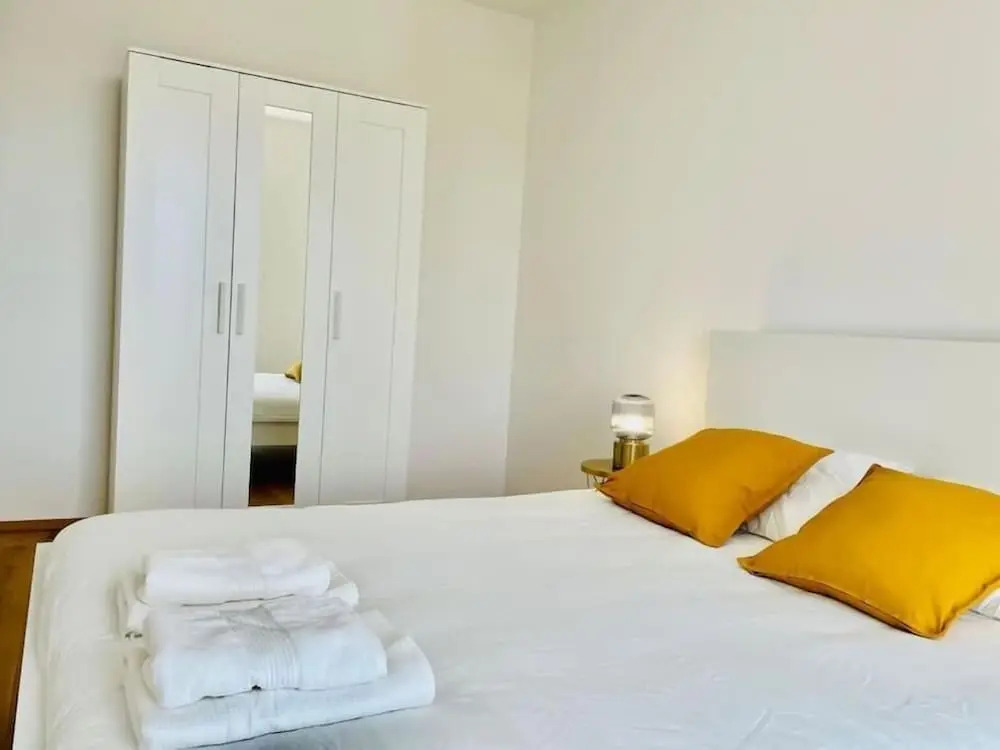 1 bedroom in Center-Terrace & Parking