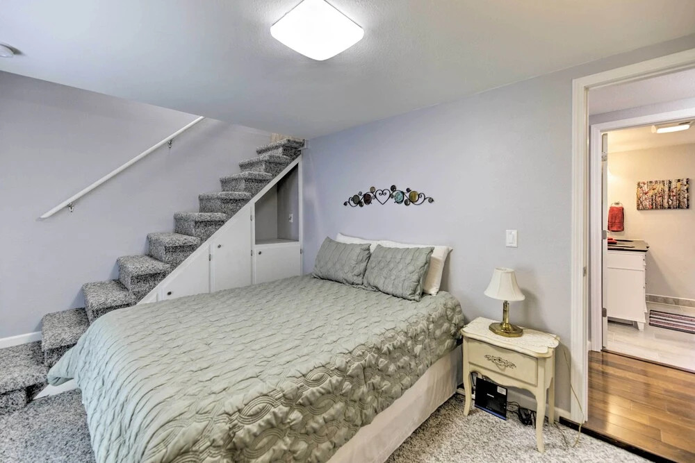 Charming Historic Condo - Walk to Downtown & UW