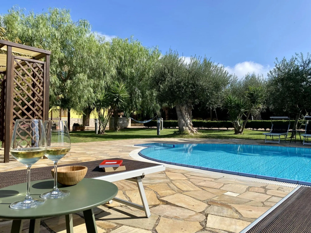 Apartment in villa, suitable for families, swimming pool, large outdoor spaces-Salice by Villa Rita