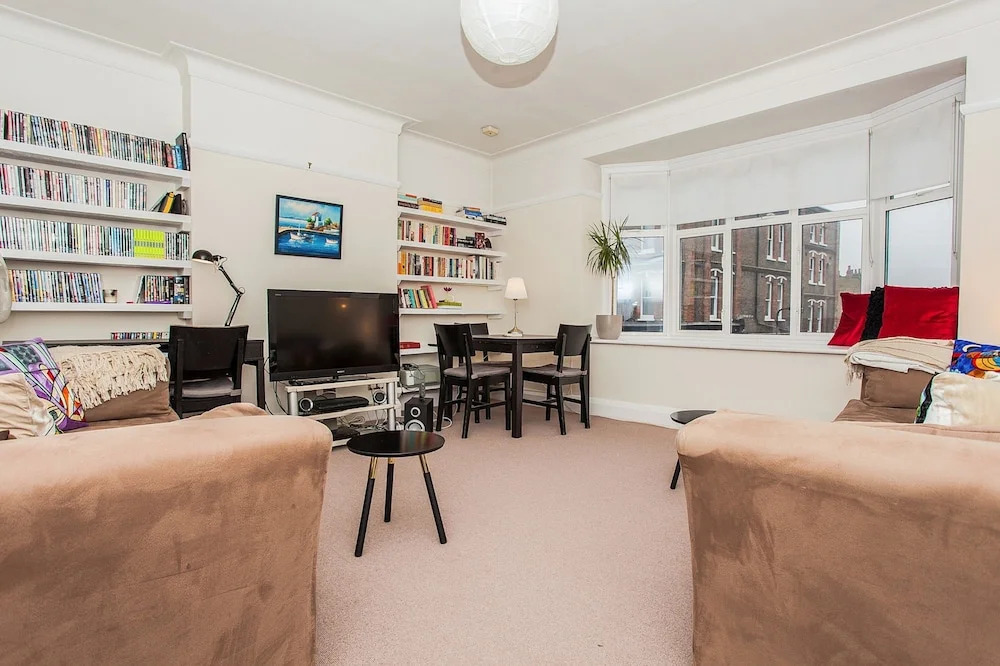 Spacious 2 Bedroom Flat in North West London