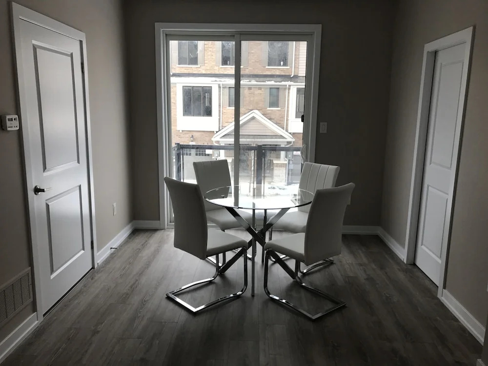 Upscale Lake View Town Home