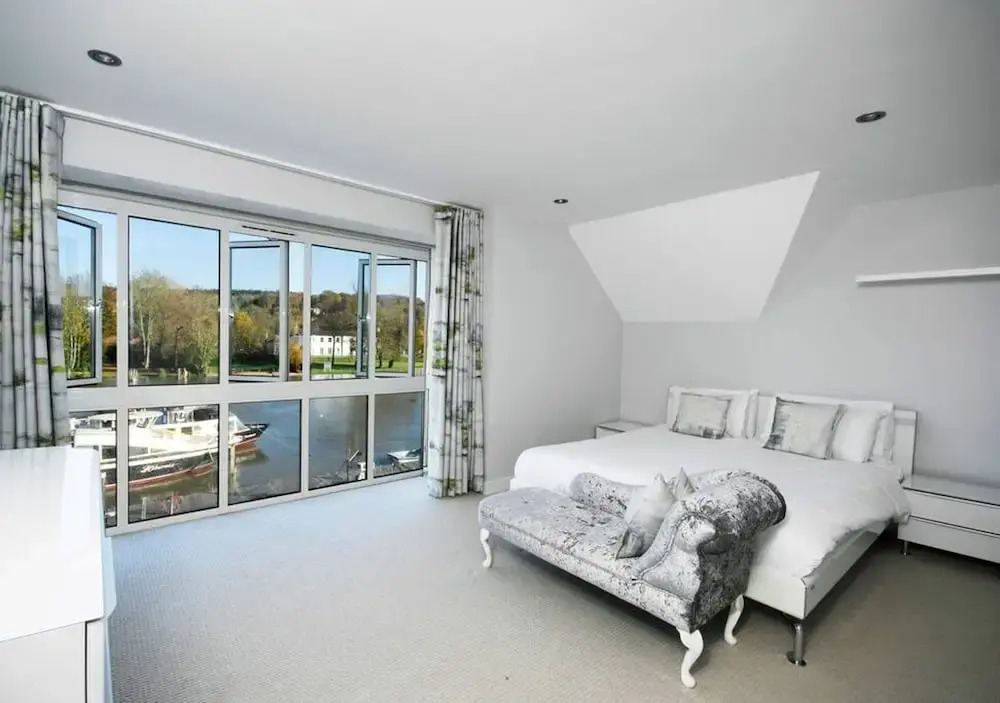 The Oars - Riverfront Property - From 300 Per Night
