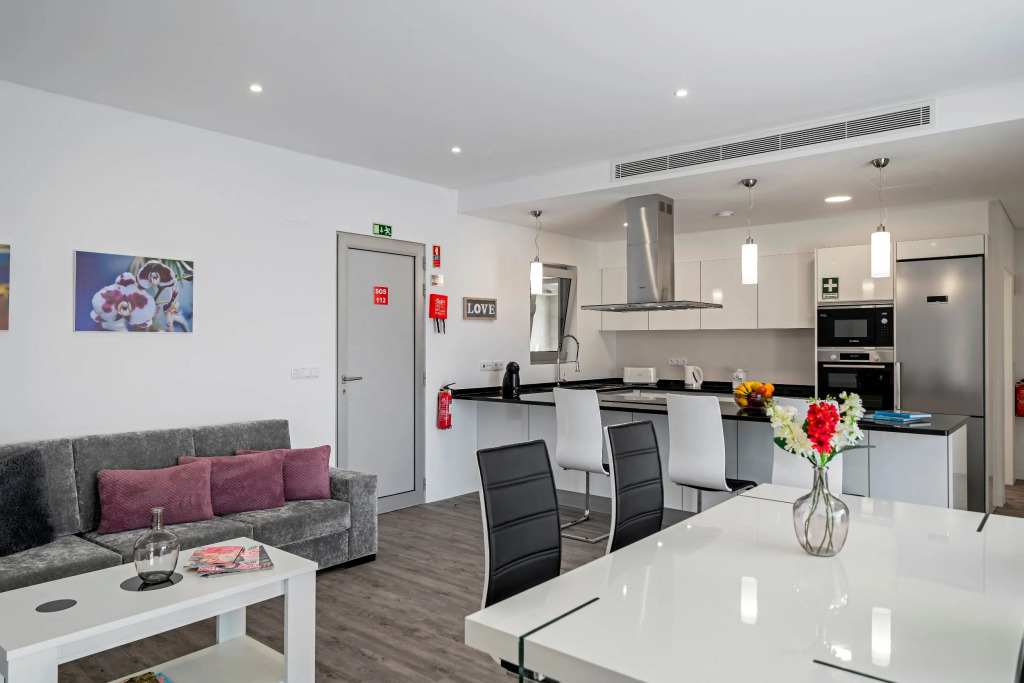 Beautiful Modern Villa in Calheta – CalhetaScape