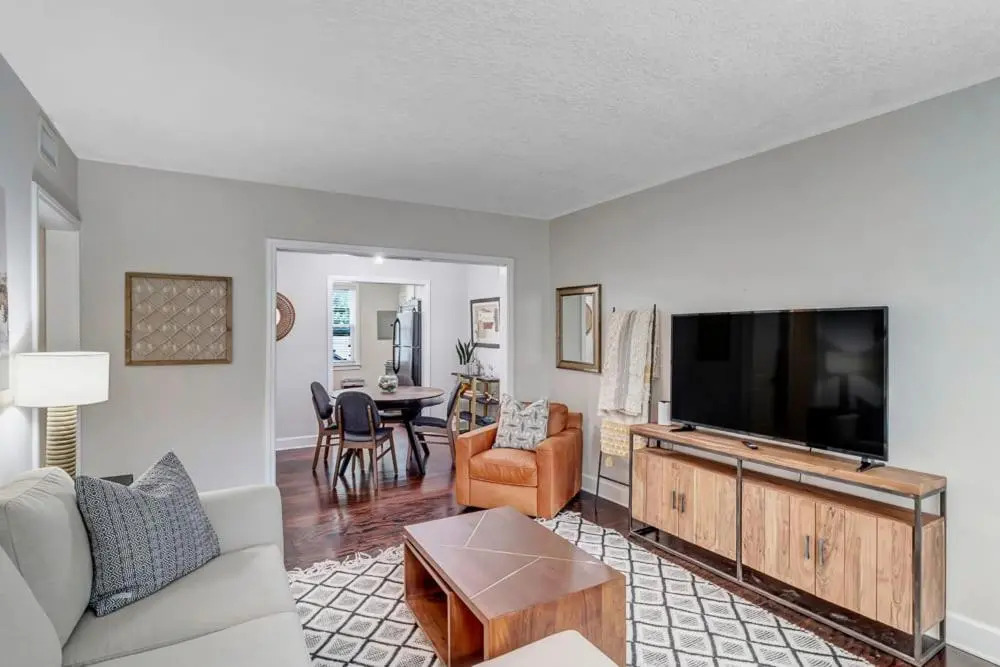 Modern 2 BR Condo - 2 block from San Marco