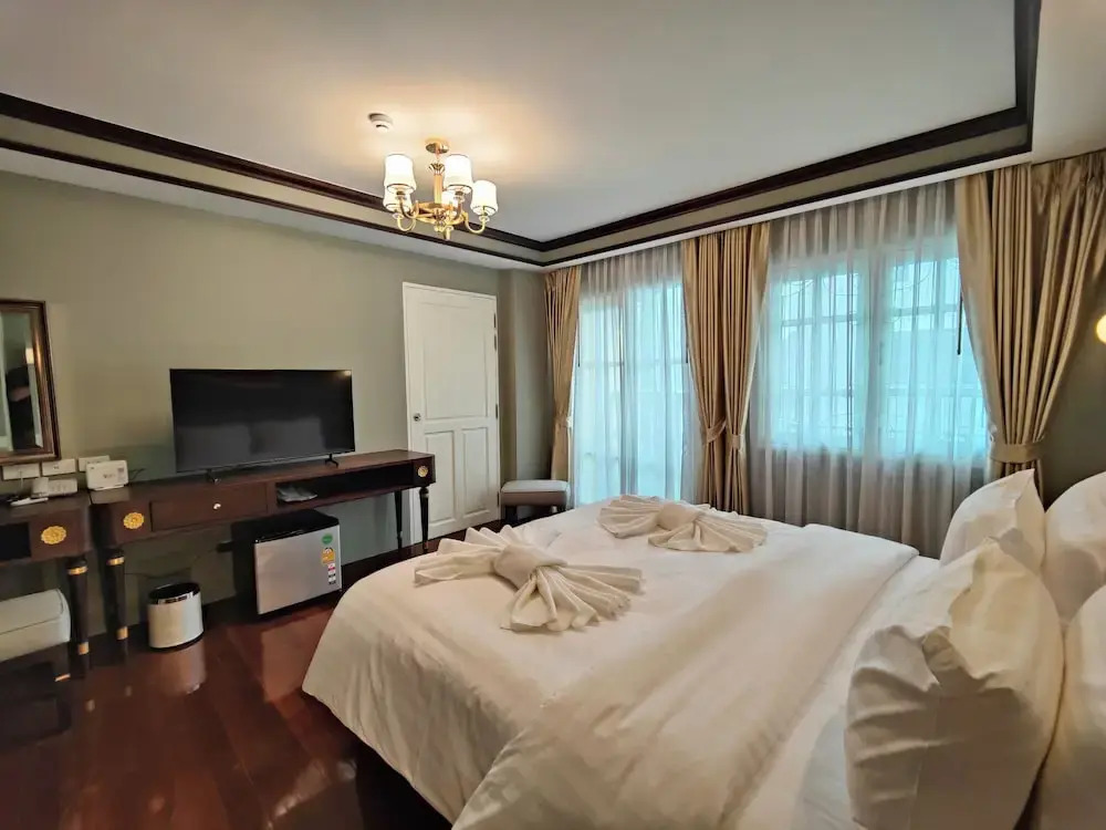 siri grand bangkok hotel