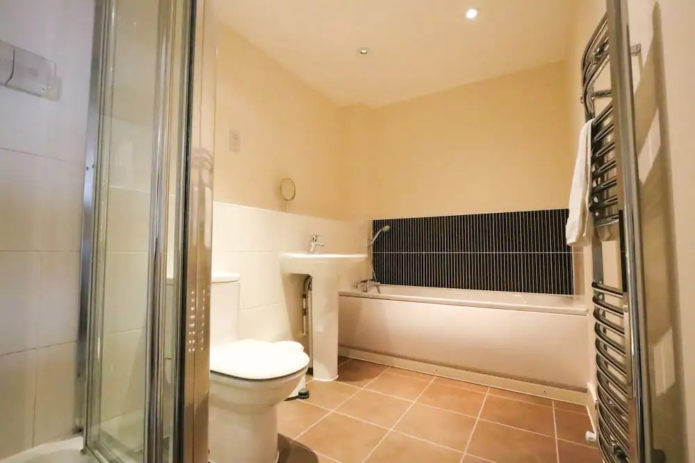 Mordern Top Floor Apartment with Free Parking