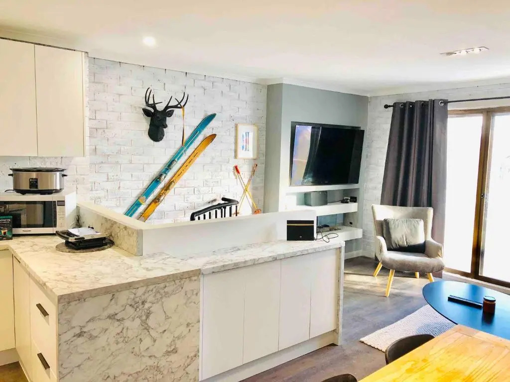 Hotham 3 Bedroom Apt - 24 Lawlers