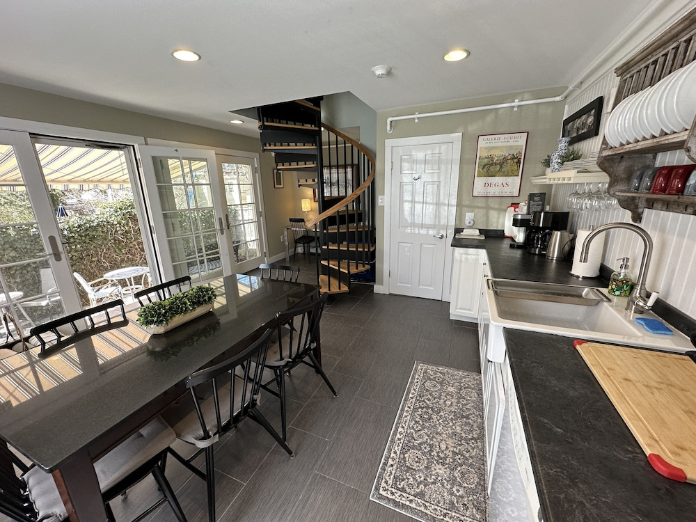 Large & Unique Two Bedroom Apartment Downtown #17 2 Apts