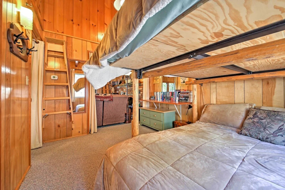 Big Bear Lake Cabin w/ Deck ~ 7 Mi to Ski Slopes!