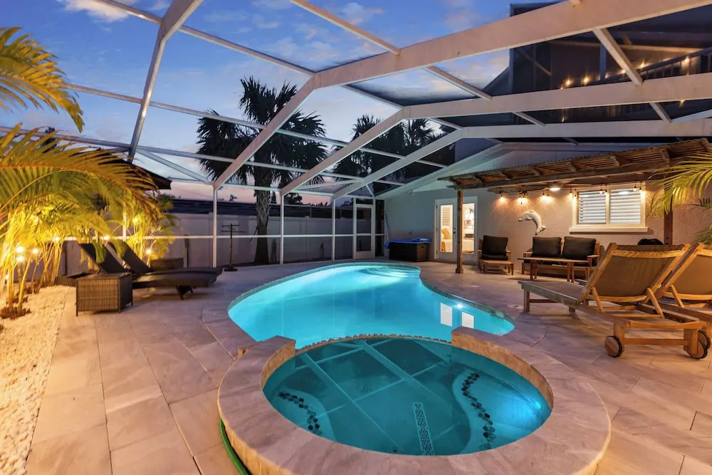 Siesta Key Oasis w/ Outdoor Pool + Screened Lanai!