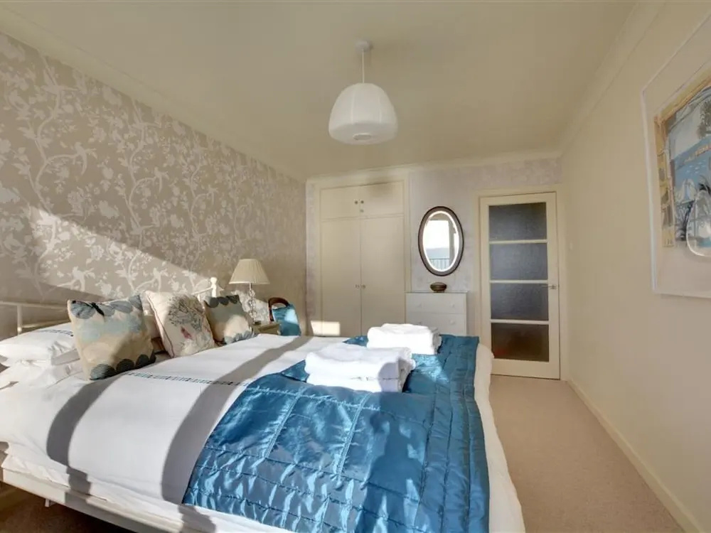 Beautiful Apartment With sea View and Balcony, Near Shops and Pubs