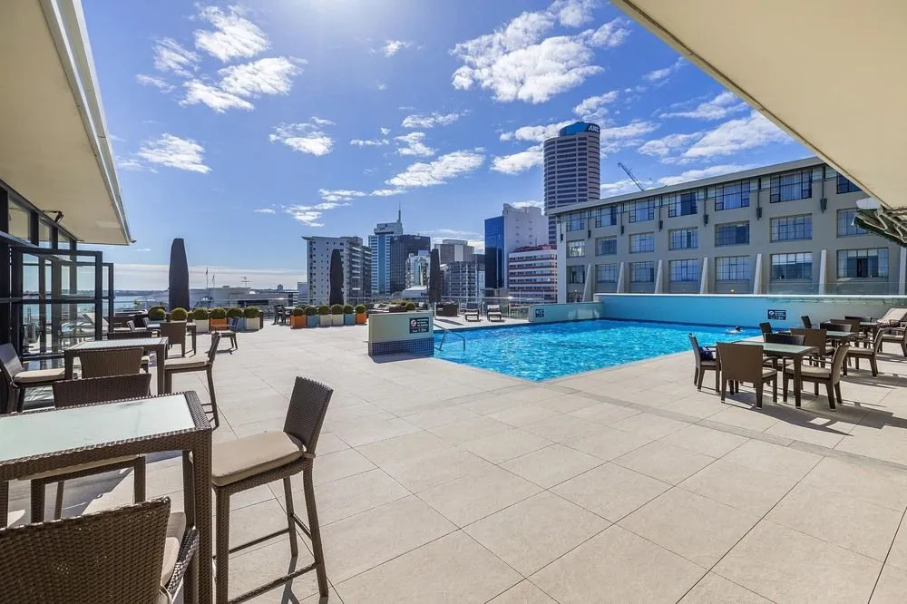 Cosy City Apartment with Pool