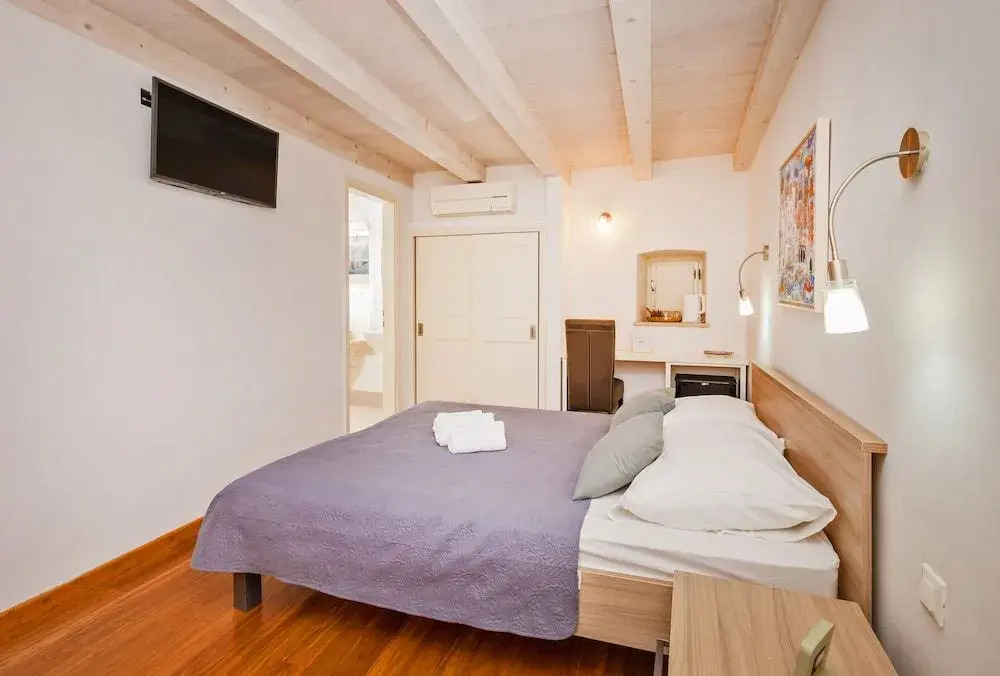 RAFAEL Rooms & Apartments Old Town by DuHomes