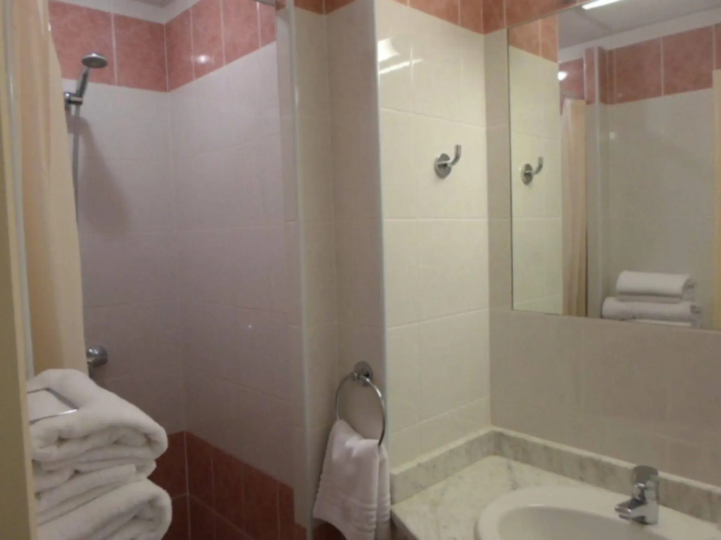 Brit Hotel Acacias