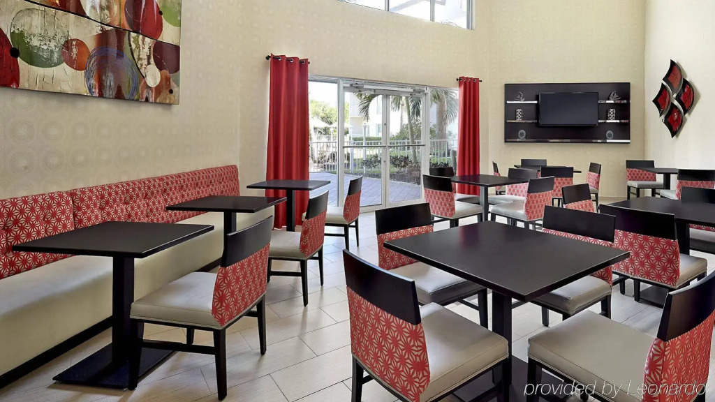 Holiday Inn Express & Suites Naples Downtown - 5th Avenue by IHG