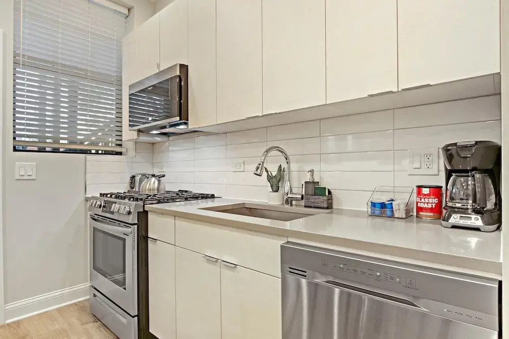 Prime 3BR Apt - Lawndale rep