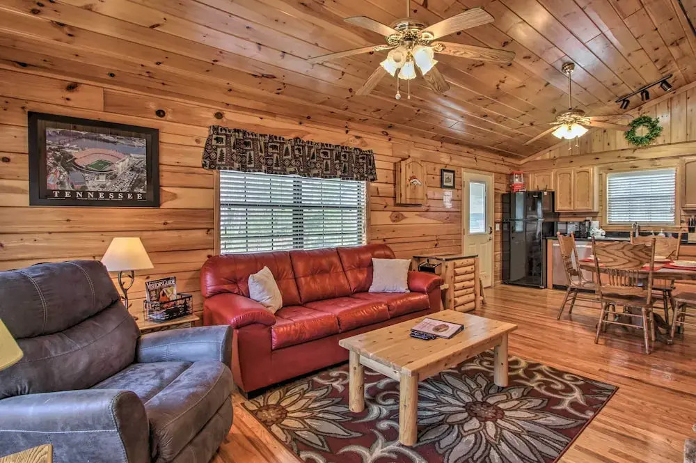 Hidden Springs Cabin w/ Hot Tub, 2 Mi to Dollywood