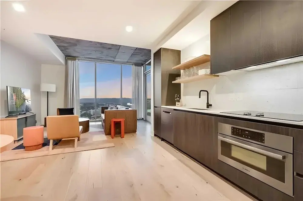 The Emma Penthouse 29th Floor + Incredible Views Rooftop Pool & Gym 1 Block to Rainey Street Avantstay
