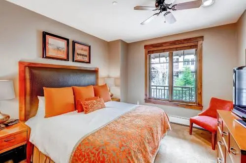 Luxurious, walk-to-lift condo with 2 balconies, scenic views, pool & hot tubs