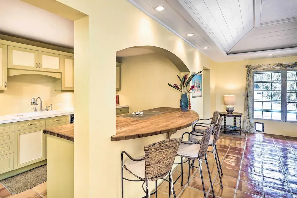 Bright St Thomas Getaway with Pool, 3Mi to Magens Bay