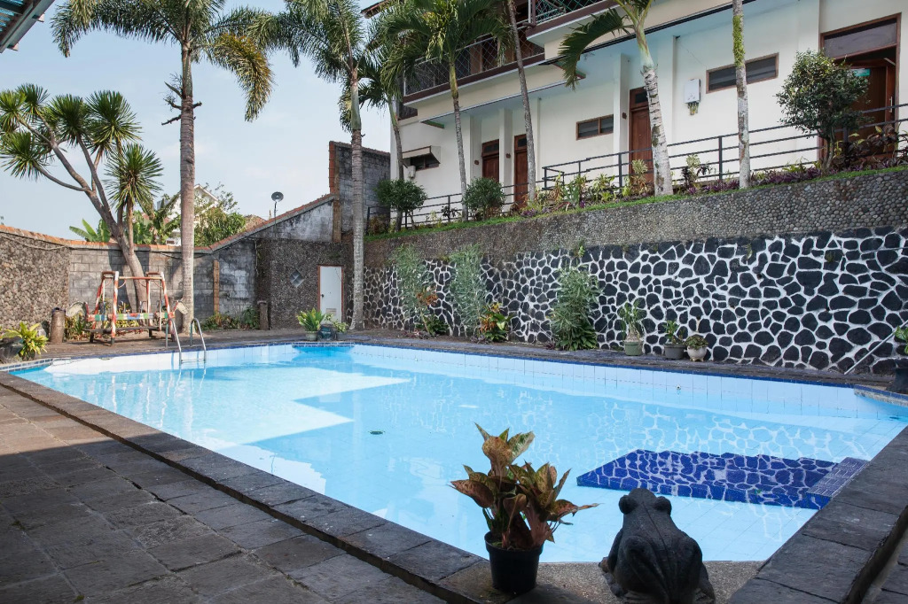 Palereman Hotel RedPartner near Jatim Park 1