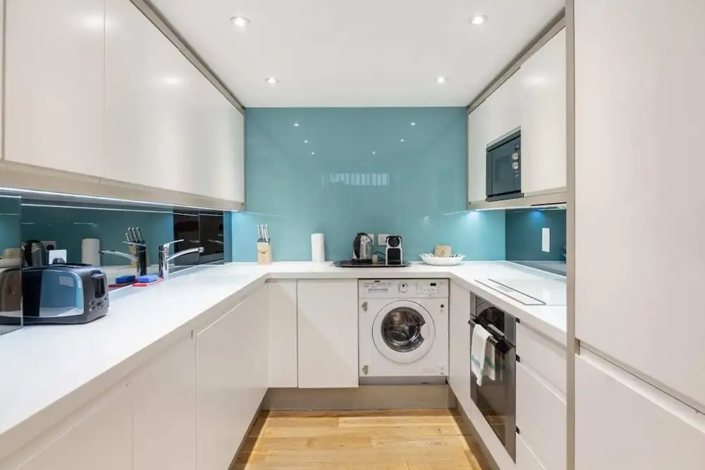 Bright & Beautiful Two Bedroom Apartment, Sleeps 4
