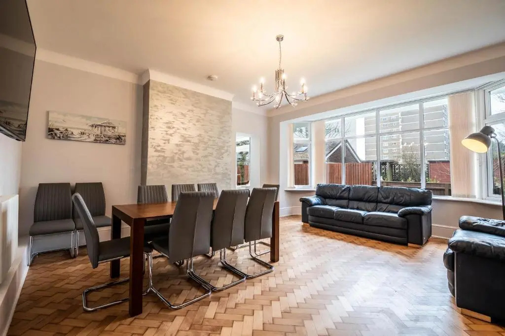 The Manor - Large Luxury home in Bournemouth - Sleeps 12+
