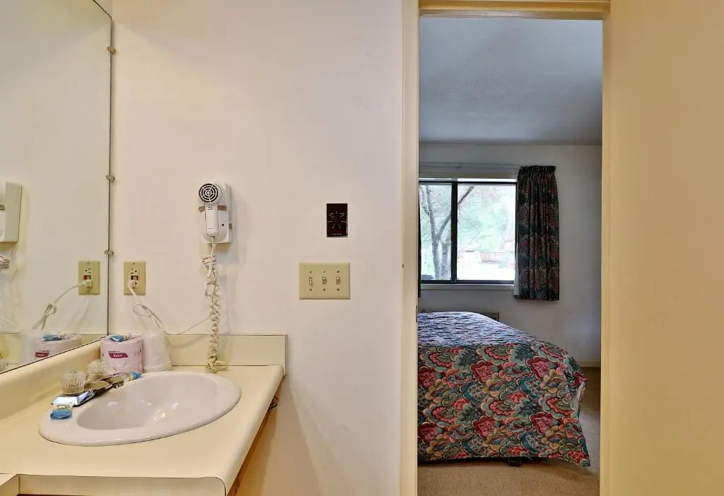 Cedarbrook Queen Suite 103