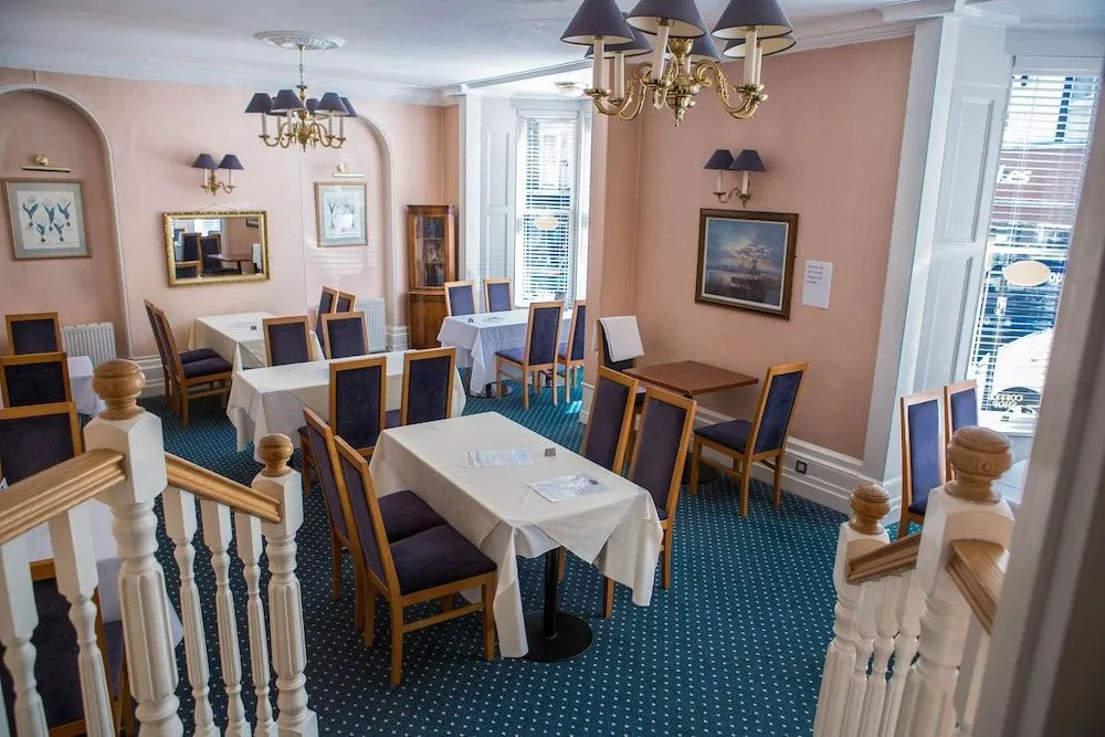 Yelfs Hotel